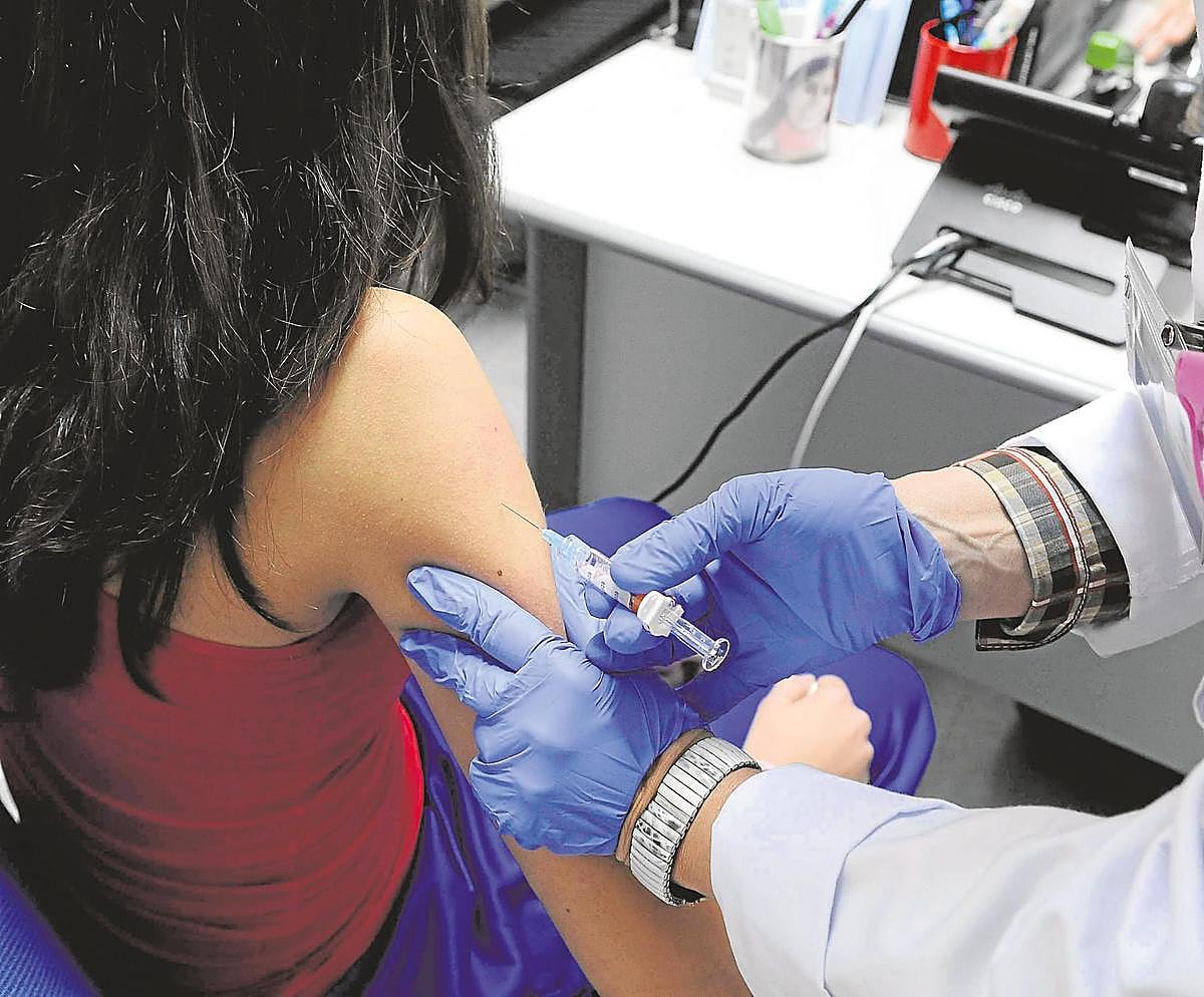 Una adolescente se vacuna contra el virus del papiloma humano.