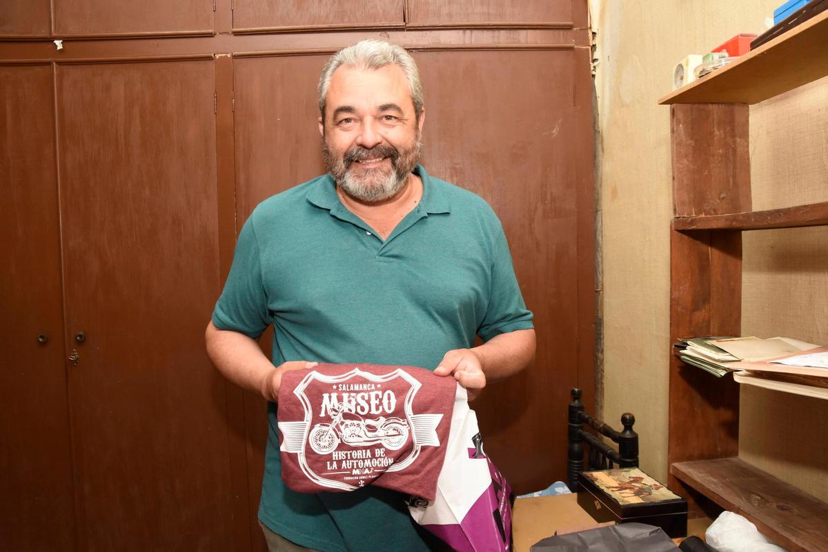José Pinto con una de sus camisetas.