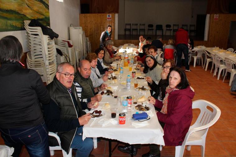 Los vecinos disfrutan de la comida de hermandad.