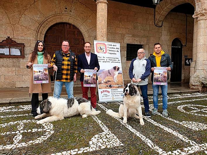Paola Martín, Joseba Sustatxa, Marcos Iglesias, Chan Martín y Víctor Gómez durante la presentación ayer de la Monográfica Mastín del Pirineo.