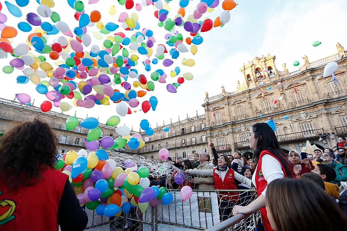 La tradicional suelta de globos en Salamanca con motivo del Día Internacional del Niño con Cáncer.