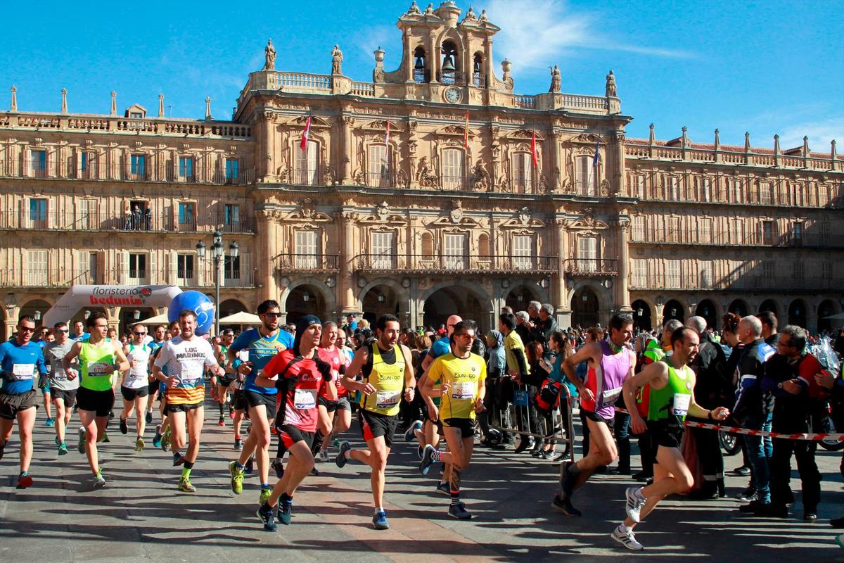 Participantes de la anterior edición a su paso por la Plaza Mayor.