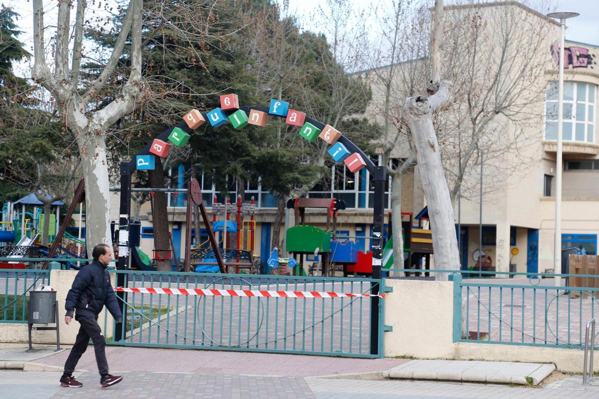 La zona infantil de La Alamedilla, precintada por la alerta de viento.