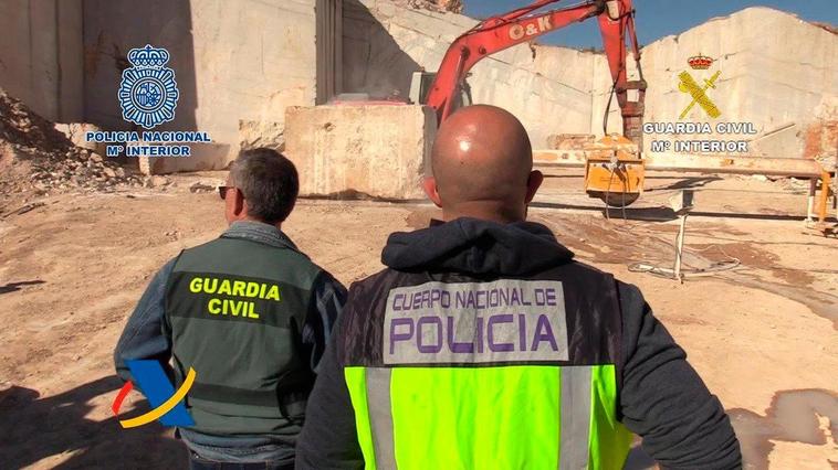 Agentes de Guardia Civil y de la Policía Nacional observando los bloques de mármol en los que se transportaba la droga.