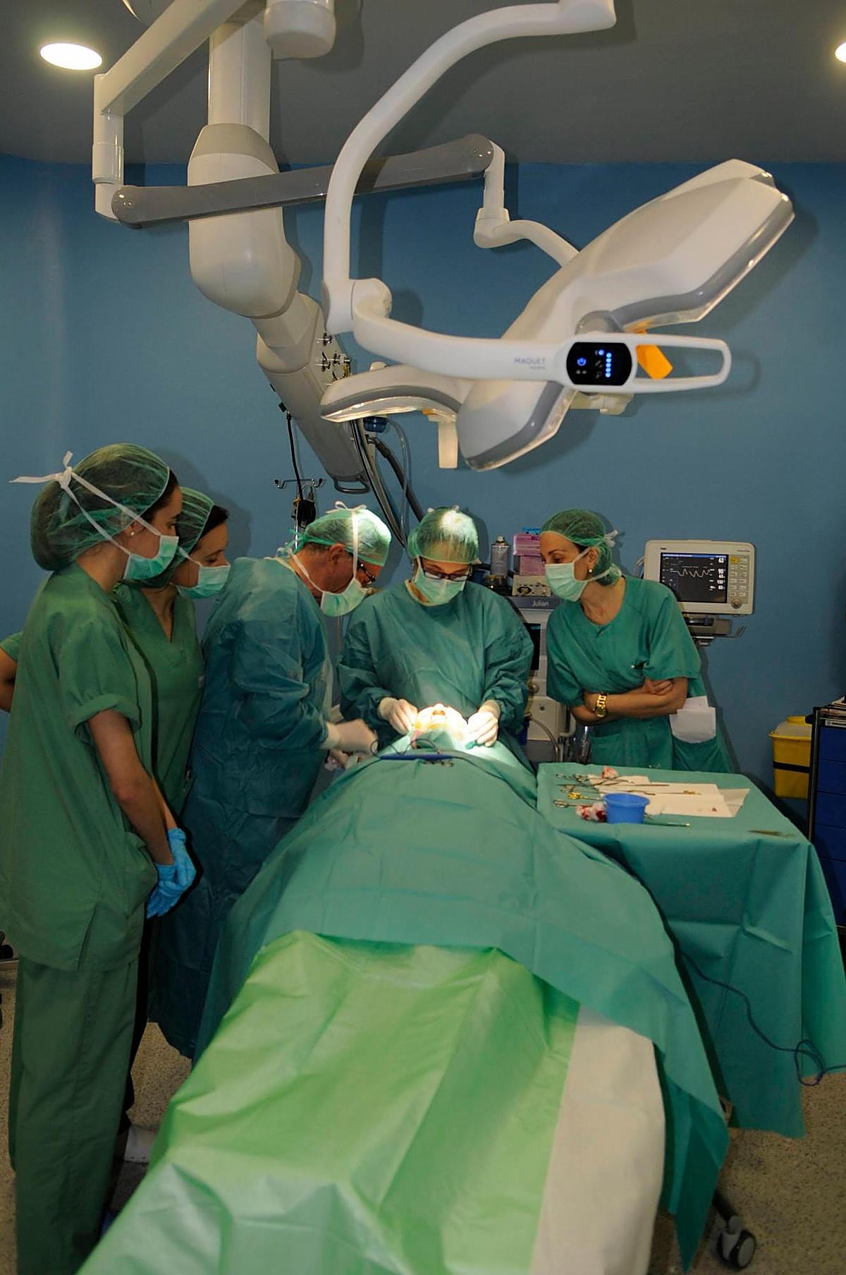 Intervención quirúrgica en el Hospital General de la Santísima Trinidad.