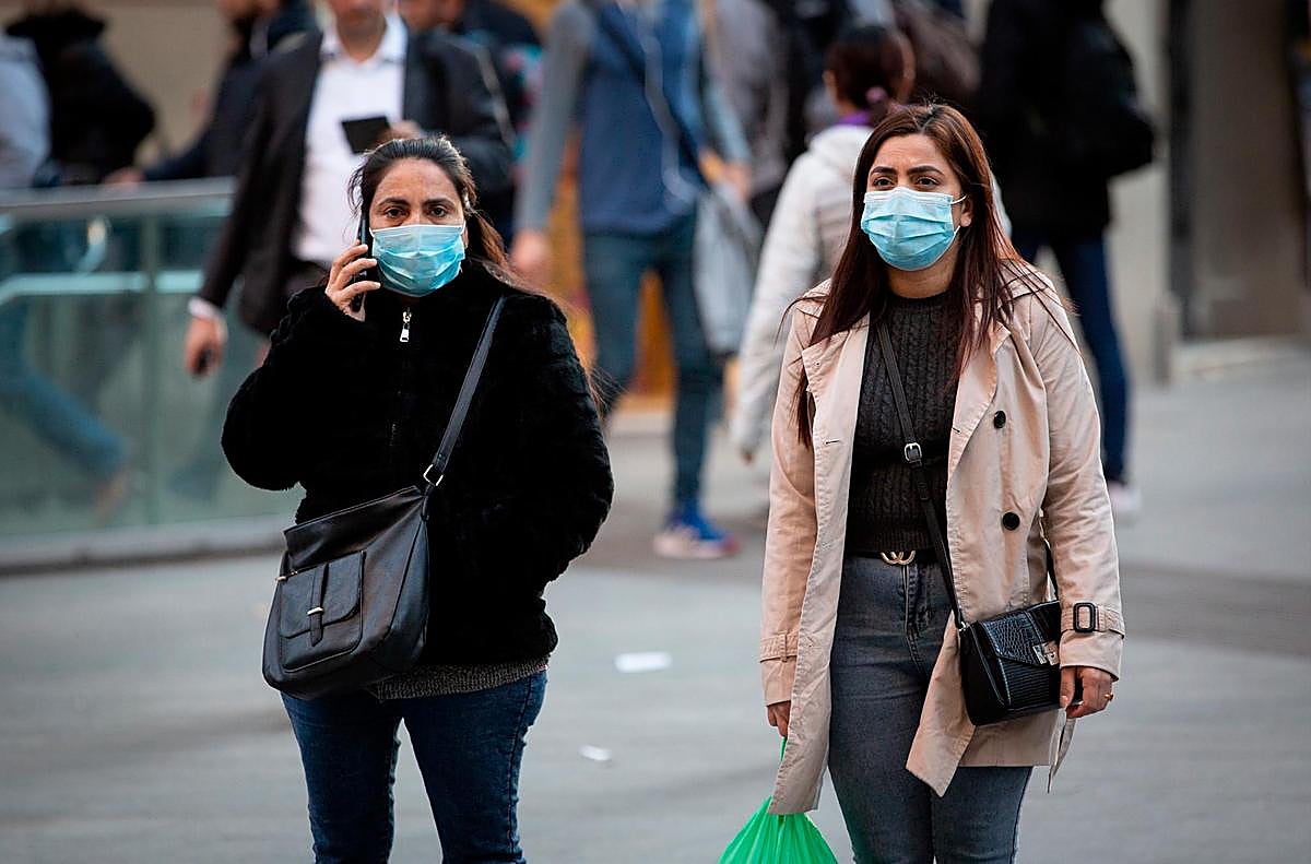 Dos personas con mascarilla.