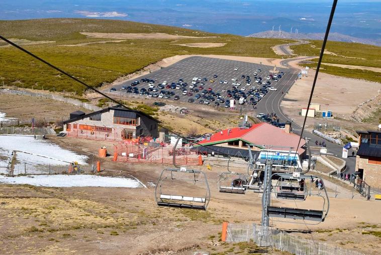 Imagen de la estación de esquí sin nieve para poder esquiar.