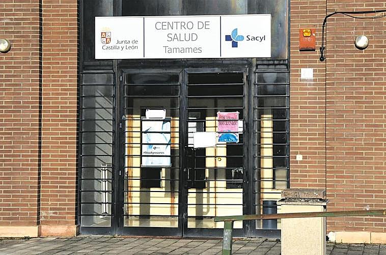 Una de las puertas de entrada al centro de salud de Tamames.