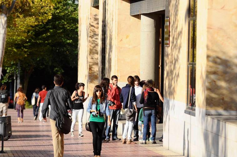 Estudiantes en el campus Miguel de Unamuno.