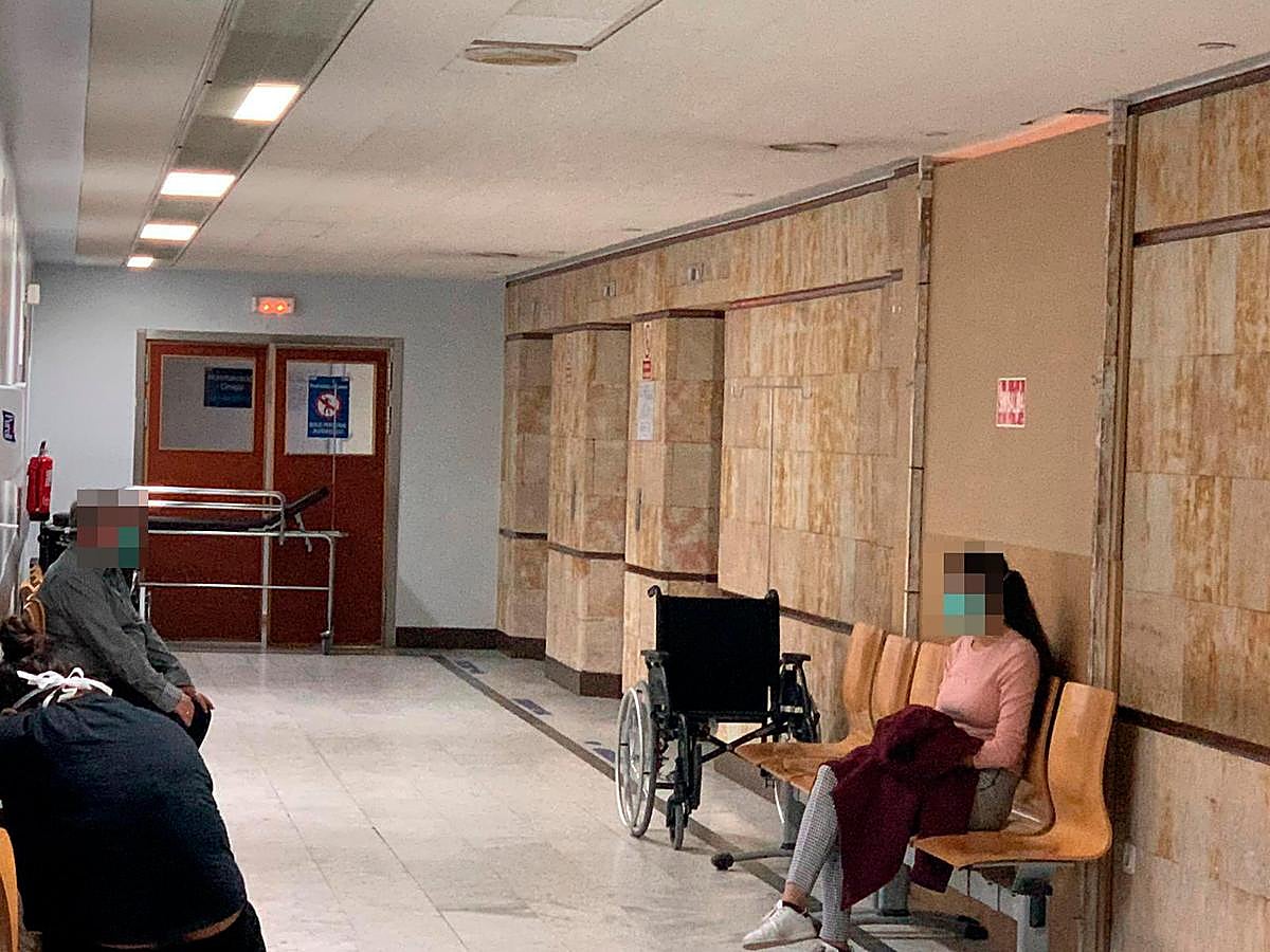 Las Urgencias del Clínico, con las puerta cerradas y un panel bloqueando el pasillo.