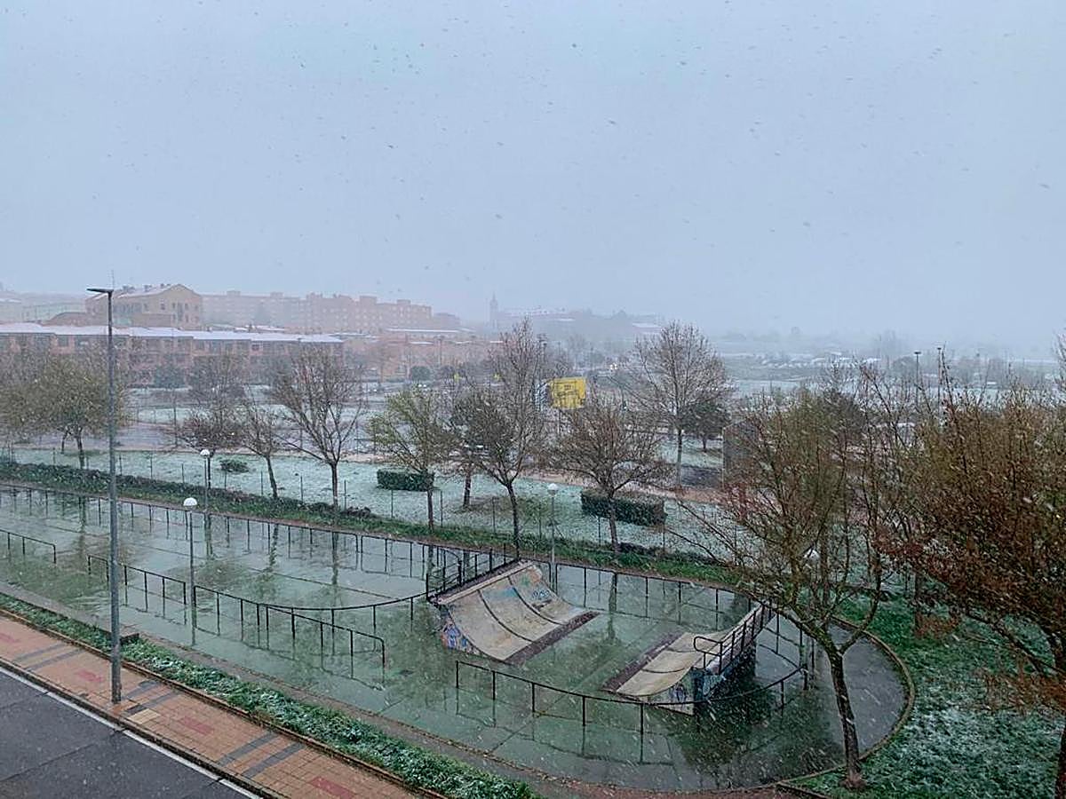 Nieve en Prosperidad junto a la glorieta Beatriz de Suabia.