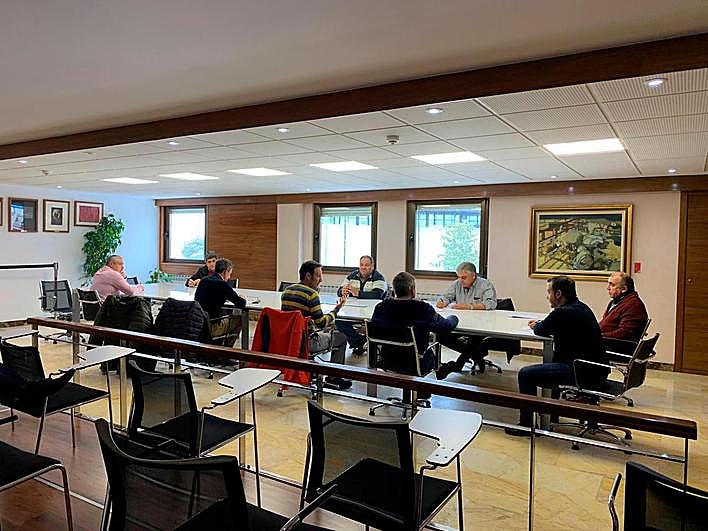 Mesa de cereal con una distancia mínima entre los participantes y sin público.