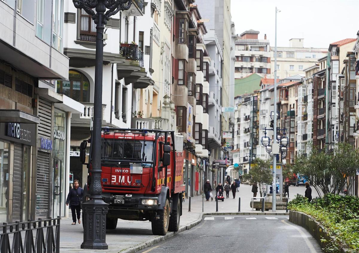 Camiones militares de la UME en una ciudad española.