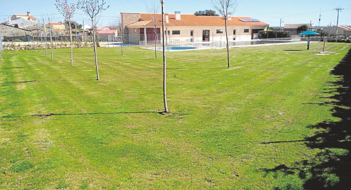 Instalaciones de la piscina municipal de Almendra que abre sus puertas cada verano.