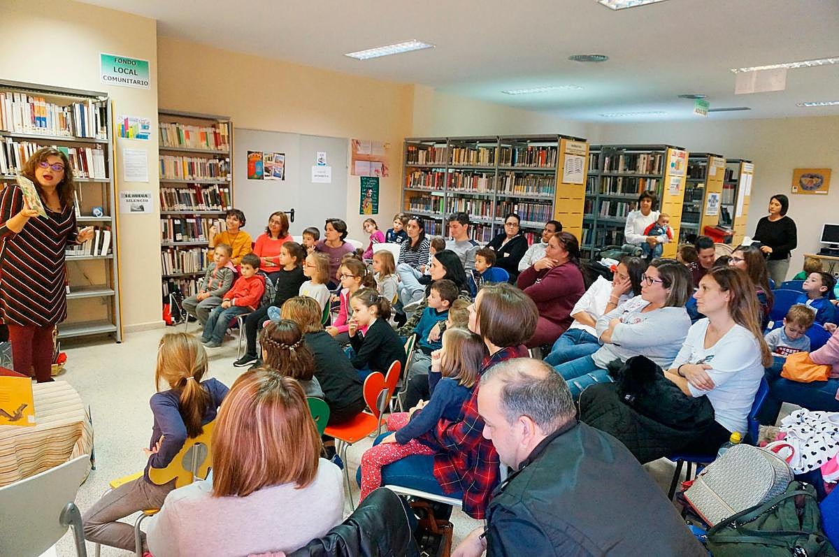 Una de las sesiones de animación a la lectura familiar celebrada en la biblioteca de Villares de la Reina.