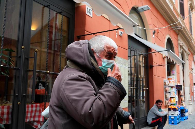 Un hombre con una mascarilla en Italia.