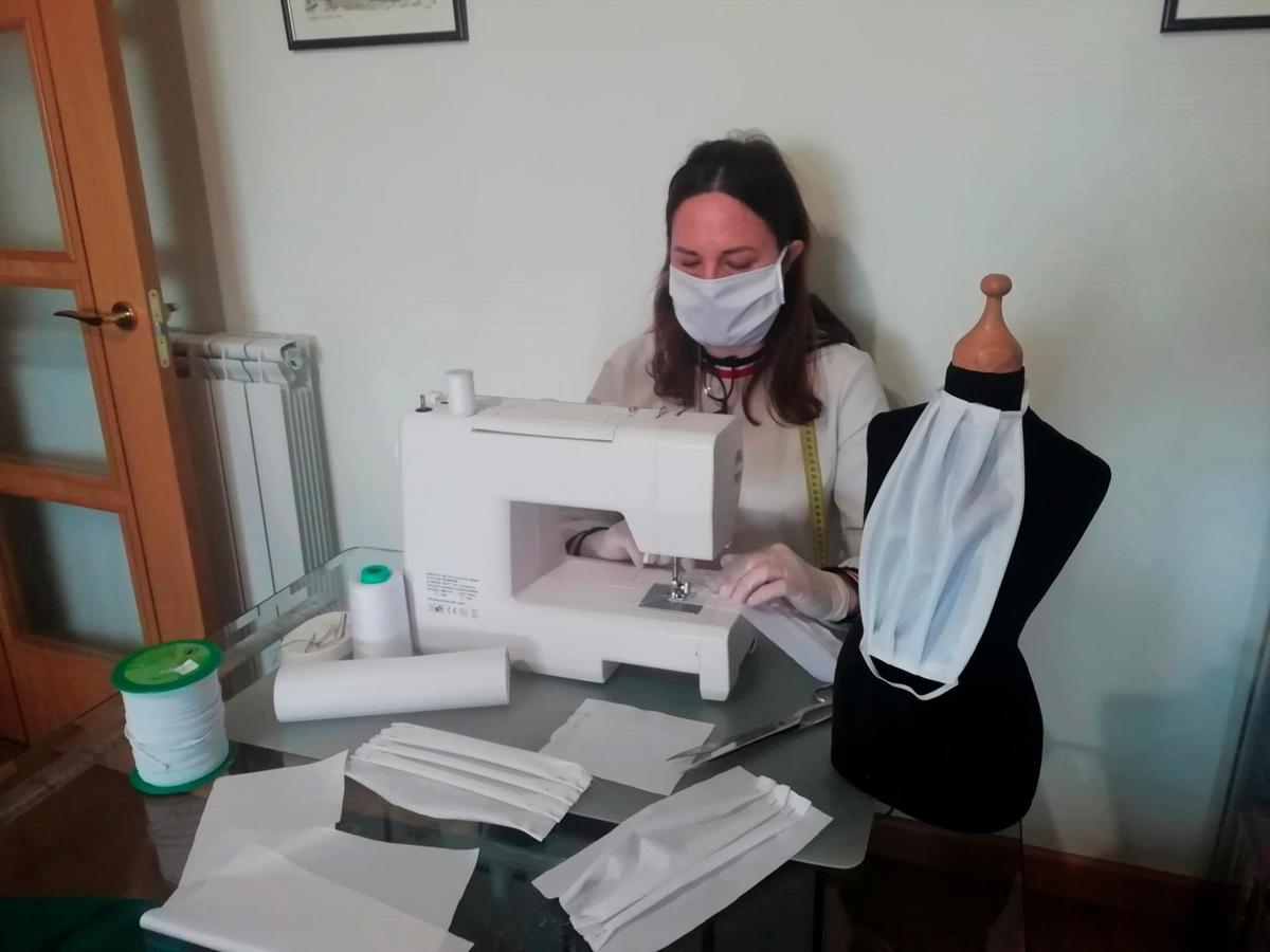 La profesora del taller de costura municipal, Virtudes Martín, con su máquina en plena costura de mascarillas.