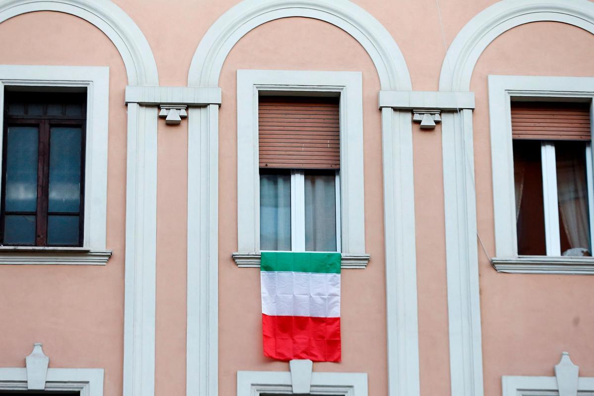 Una bandera de Italia colgada de una ventana.