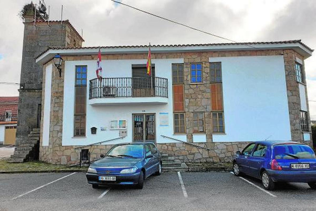 Edificio de la Casa Consistorial de la pequeña localidad de Cerezal de Peñahorcada.