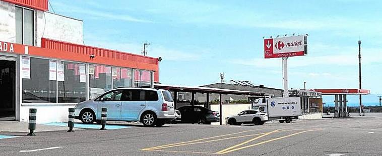 Gasolineras y supermercados prácticamente vacíos en la villa fronteriza de Fuentes de Oñoro.
