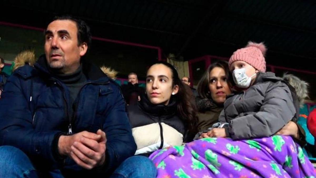 María, viendo la semifinal de la Supercopa con su familia.