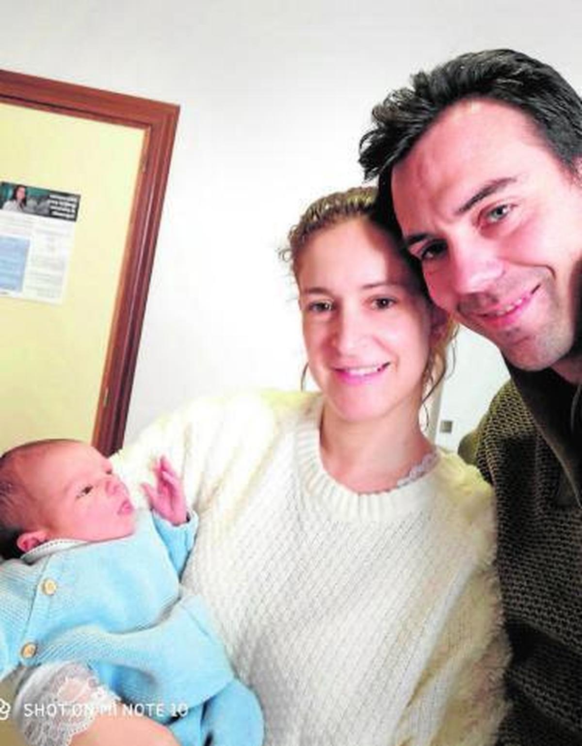 Laura y Álvaro, con Hugo, nacido el día que comenzó del estado de alarma.