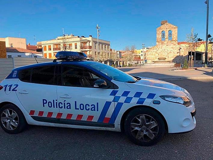 La Policía Local de Carbajosa patrulla a diario las calles del municipio para evitar las salidas innecesarias.