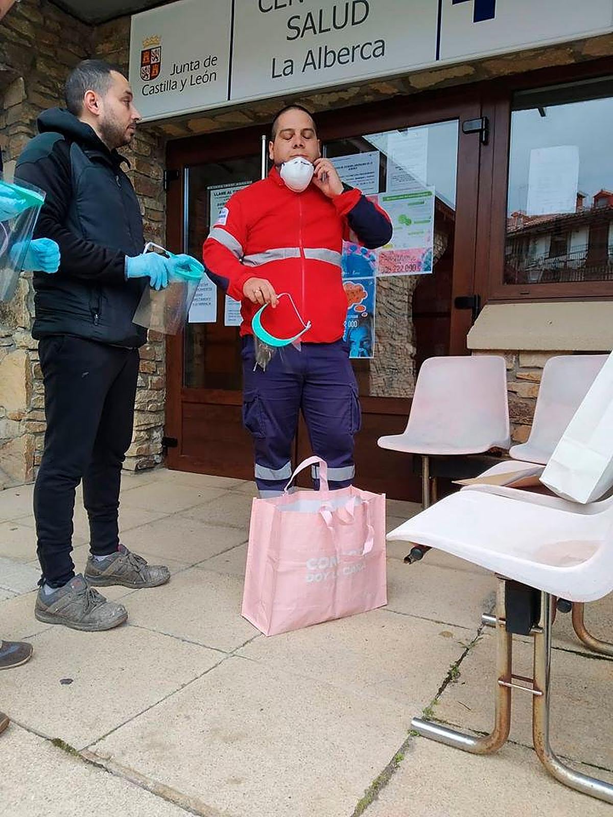 Entrega en el centro de salud de las primeras máscaras producidas con impresora 3D en La Alberca.