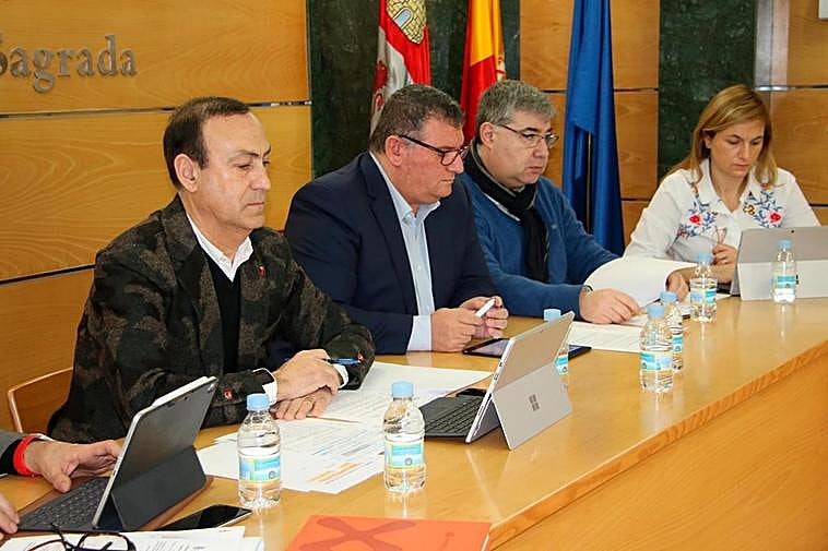 Una de las últimas sesiones plenarias del Consistorio carbajoseño.