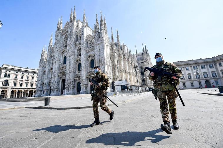 Dos militares controlan una zona de Italia.