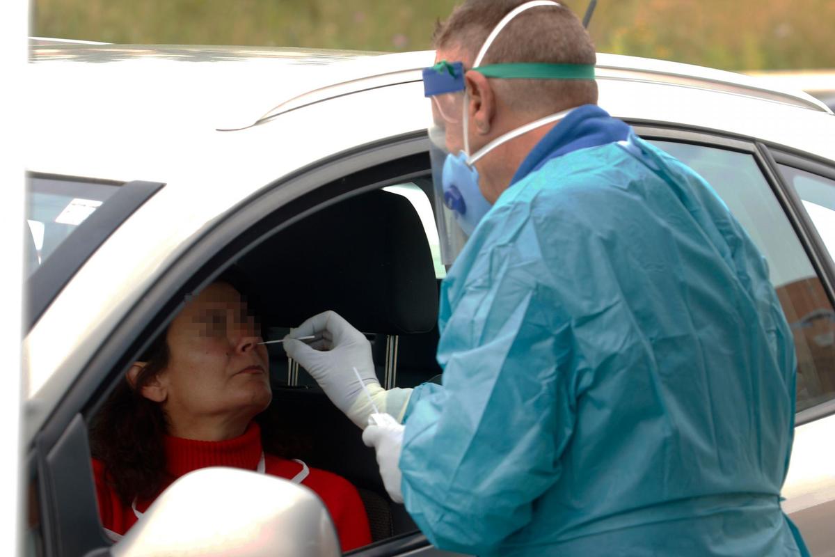 Una mujer se somete a un test rápido del coronavirus.