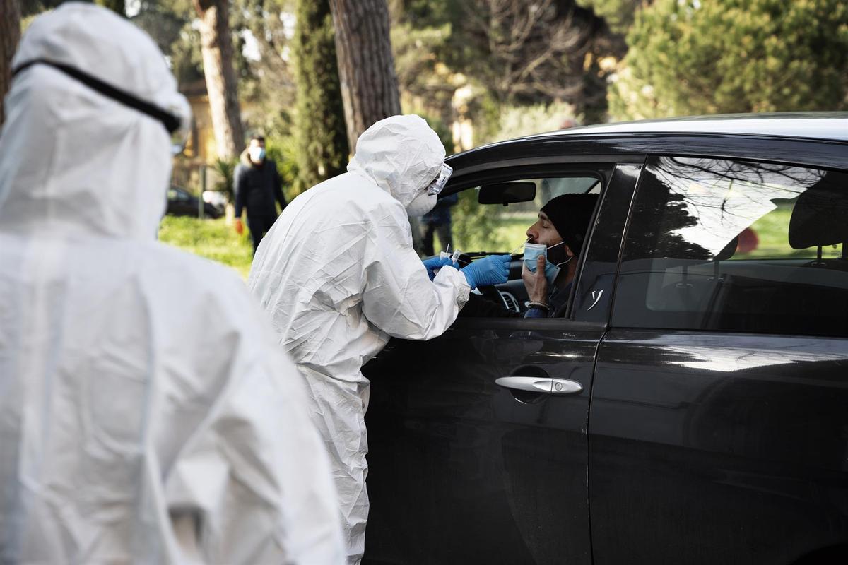 Un médico toma muestras a un conductor en Roma.