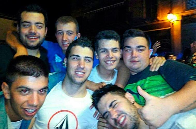 Óscar, a la derecha con camiseta verde, en una imagen cedida por sus amigos.