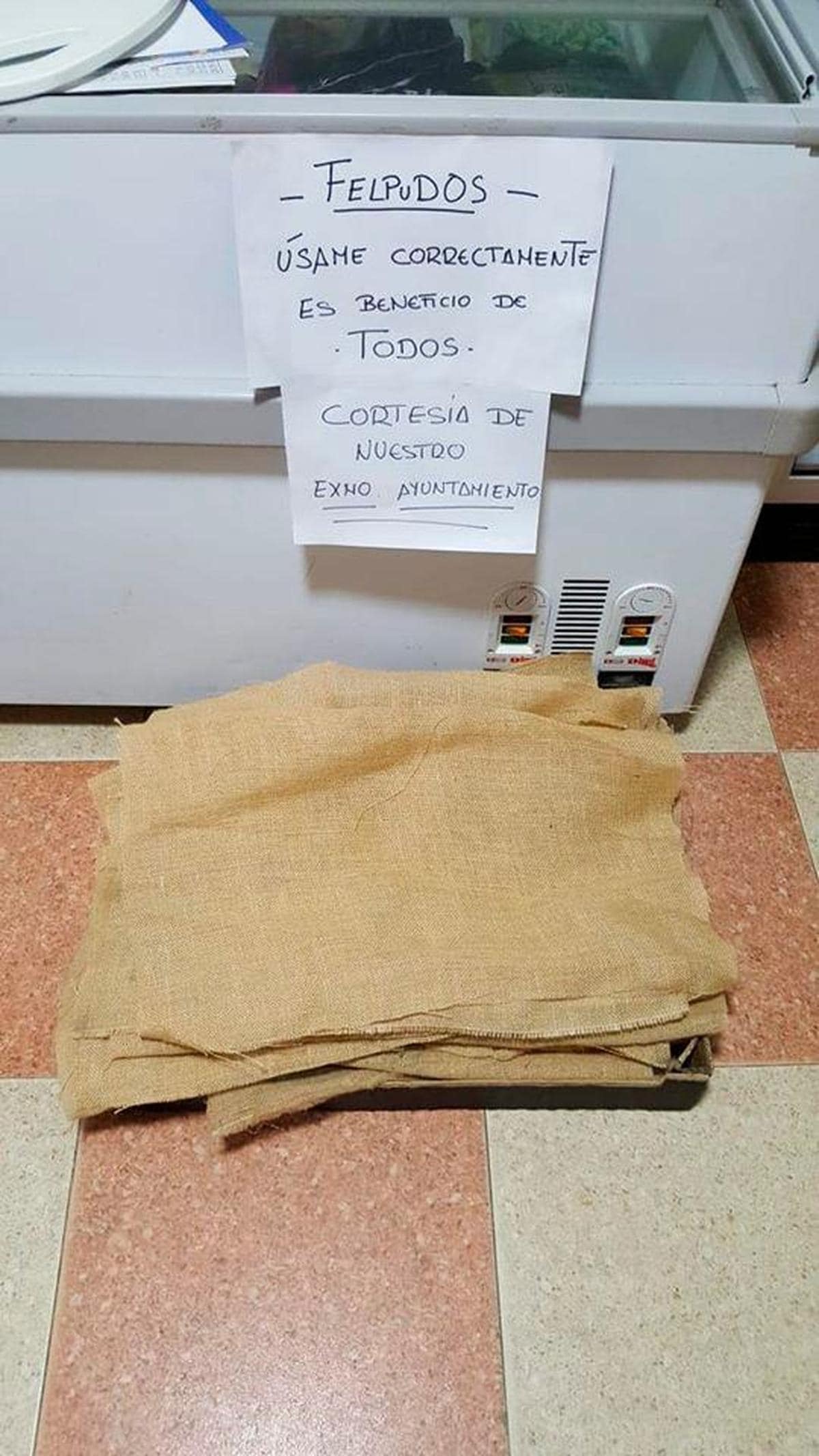 Imagen de las telas de esparto dispuestas para los vecinos.