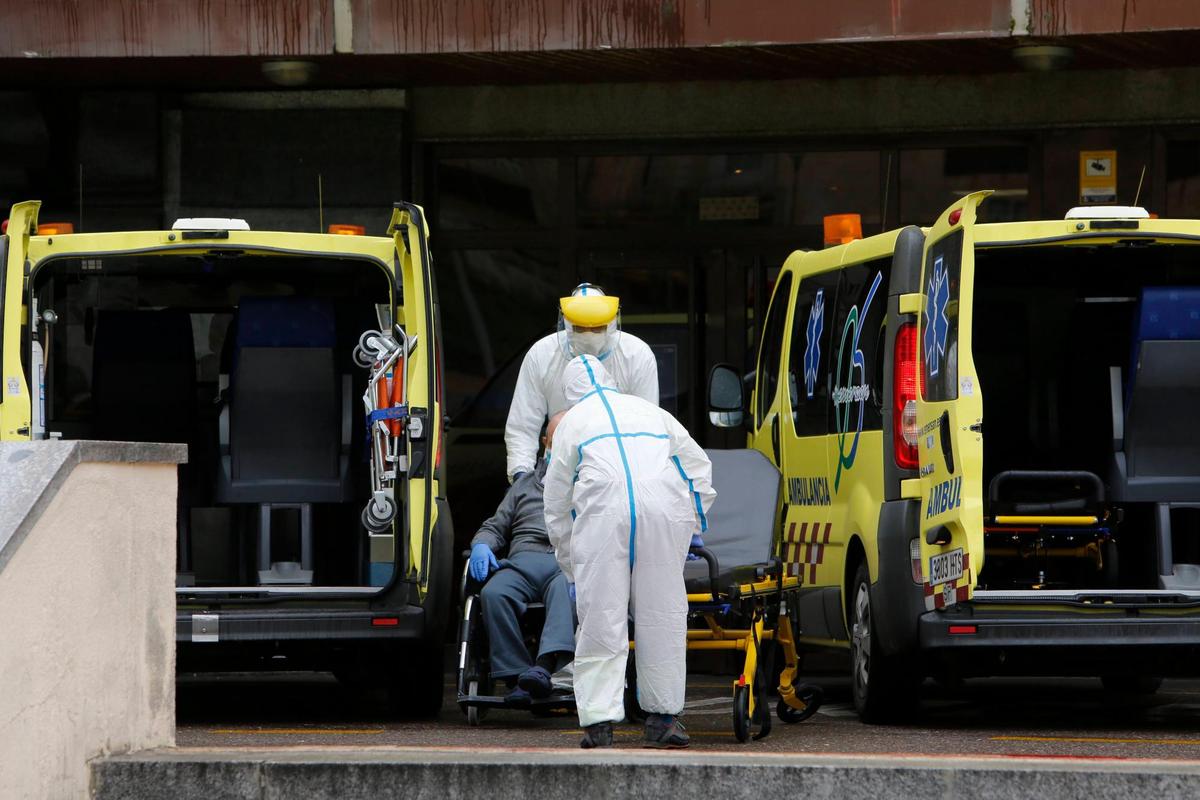 Traslado de un paciente con coronavirus a las puertas del Hospital Clínico.