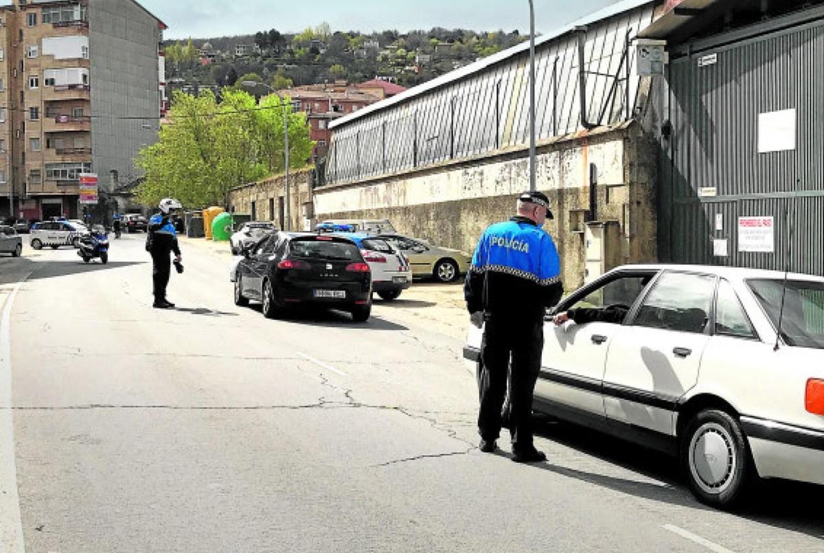 La Policia Local de Béjar controla uno de los accesos a la localidad. TEL