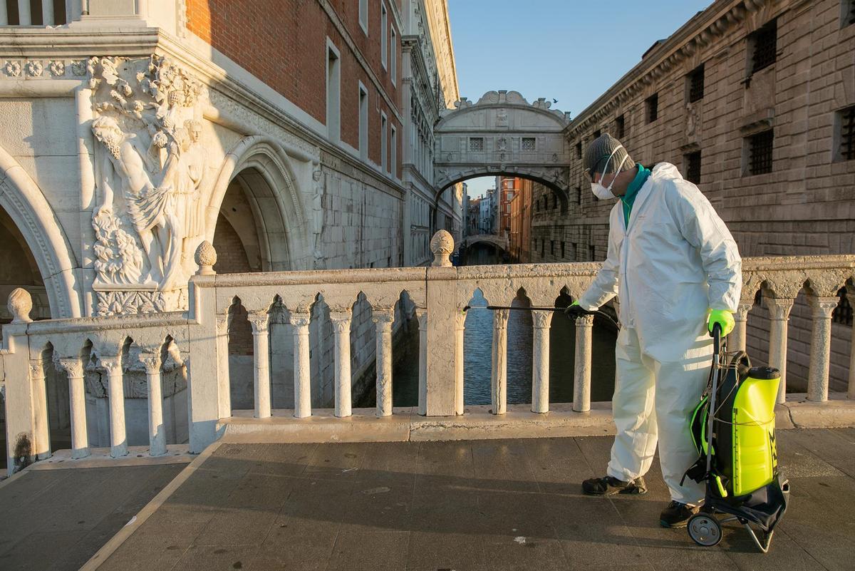 Labores de limpieza en Venecia.