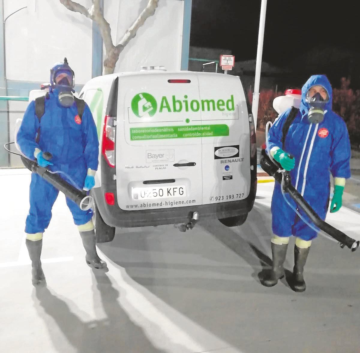 Trabajadores de Abiomed listos para llevar a cabo una desinfección.