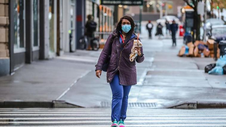 Una mujer en la calle en Nueva York.