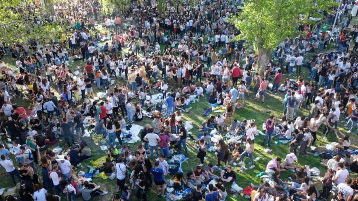 Jóvenes celebrando el Lunes de Aguas junto al puente Romano  el año pasado.