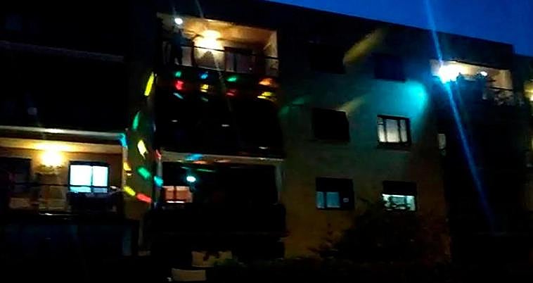 El ‘fiestón’ que organizan a diario los vecinos de este edificio de Carbajosa