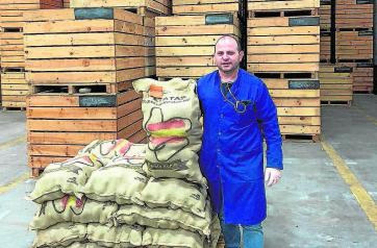 Isaac Bermejo con sus sacos de patatas en su almacén de Éjeme.