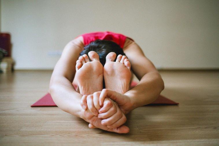 Una mujer practicando yoga.