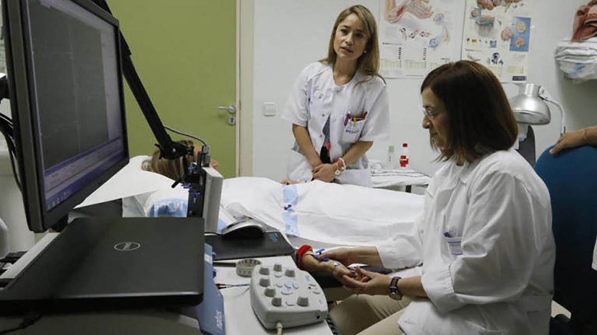 Johanna Barón, en una de las consultas de Neurología del Hospital.