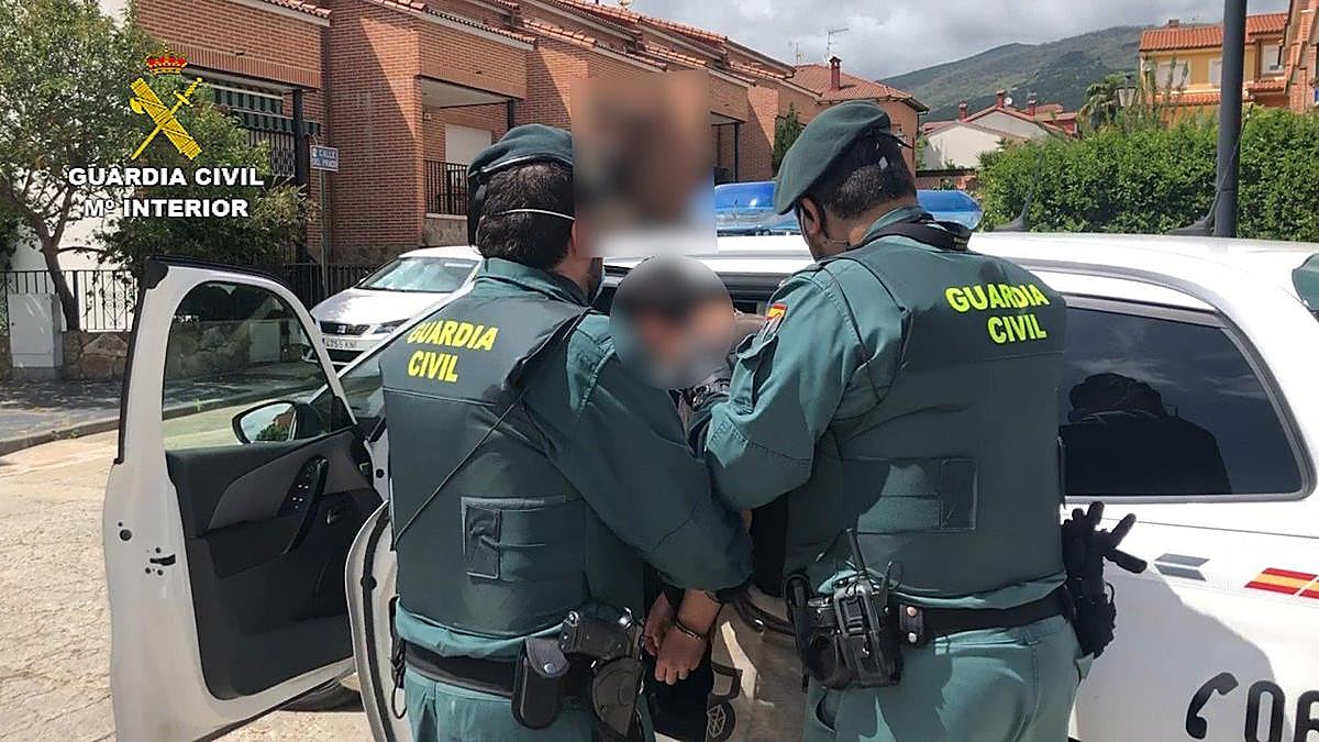 Agentes de la Guardia Civil detienen a ocho personas y desmantelan un importante punto de venta de marihuana en Candeleda (Ávila).
