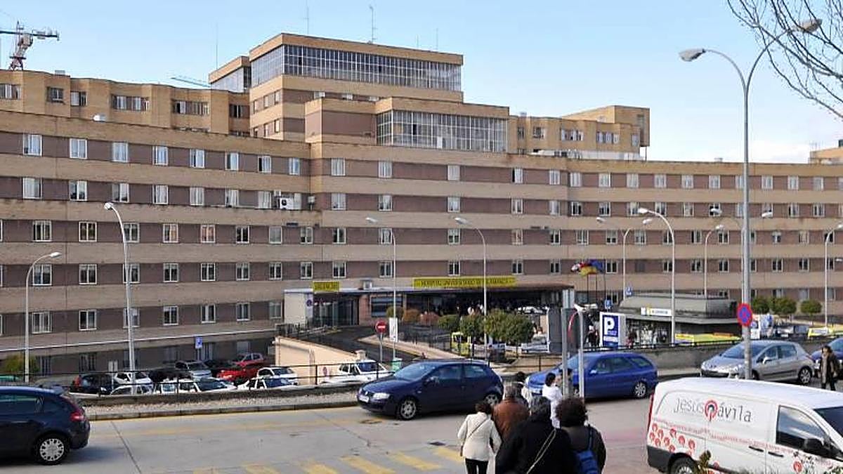 El Hospital sigue con su 'desescalada': vacía de COVID la primera planta y empieza a replegar UCIs