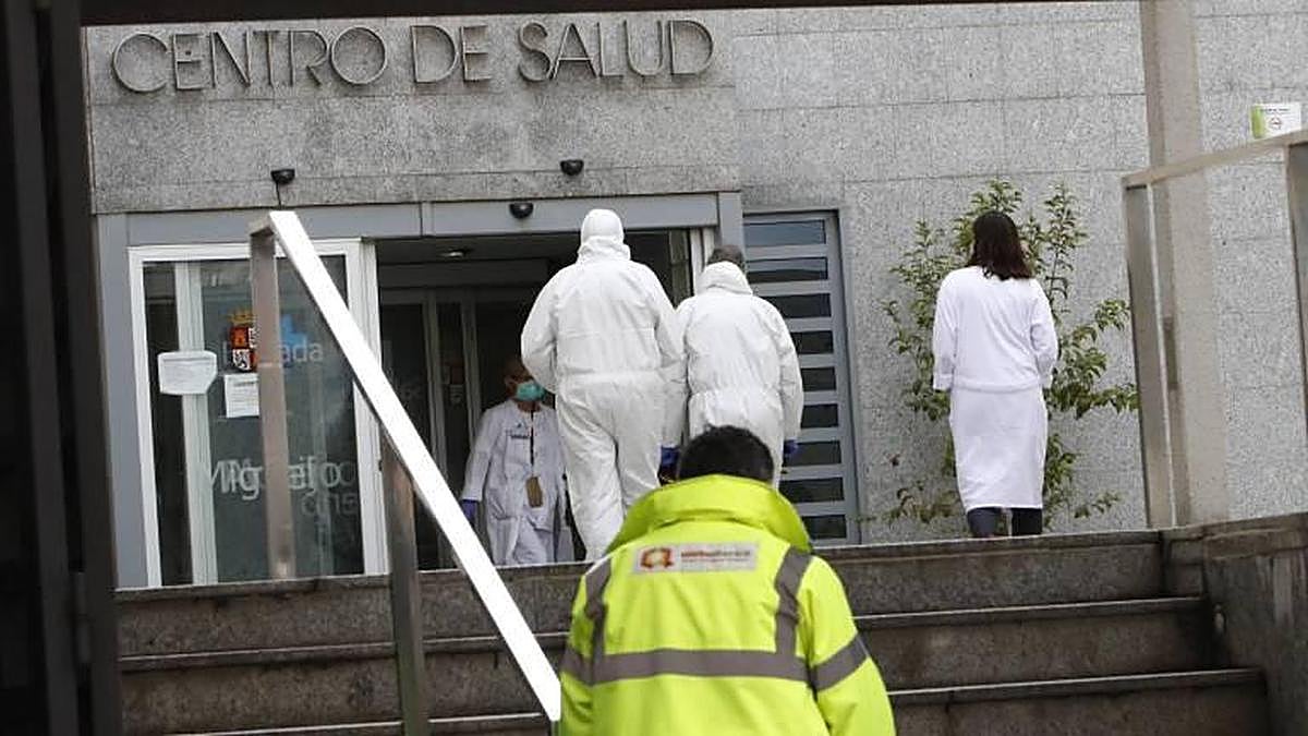 Trabajadores con los trajes de protección en el centro de salud Miguel Armijo del barrio de San Bernardo.