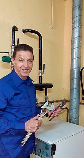 Rafael Benito se encarga de la fontanería y la calefacción en el cuartel.