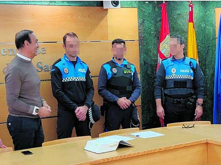 Los policías de Carbajosa piden tests: llevaron las mascarillas defectuosas