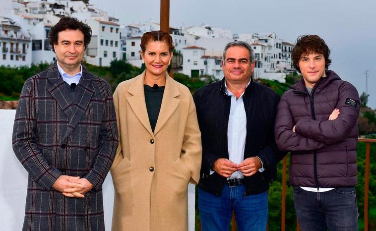 El alcalde de Frigiliana, Alejandro Herrero, junto a los presentadores del programa MasterChef